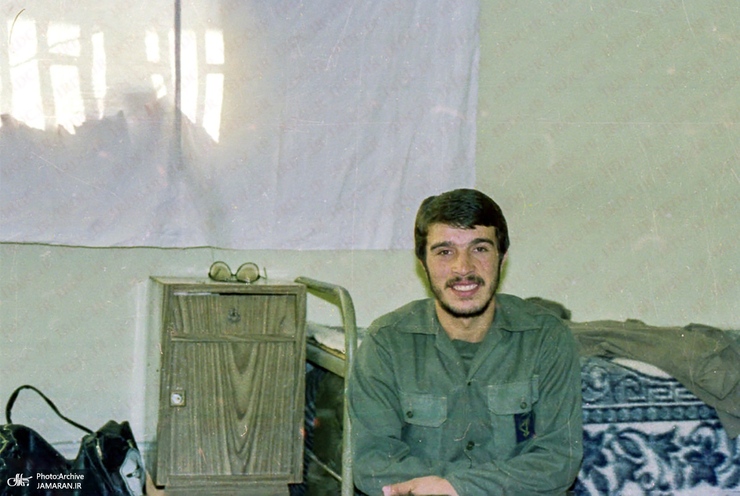 حاج محمدرضا کاوه را اغلب بازاری‌ها می‌شناختند. حرام و حلال کسب و کار را خوب می‌دانست و از تمام دنیا جز اینکه پسری داشته باشد که چراغ دلش کند، آرزوی دیگری نداشت.
