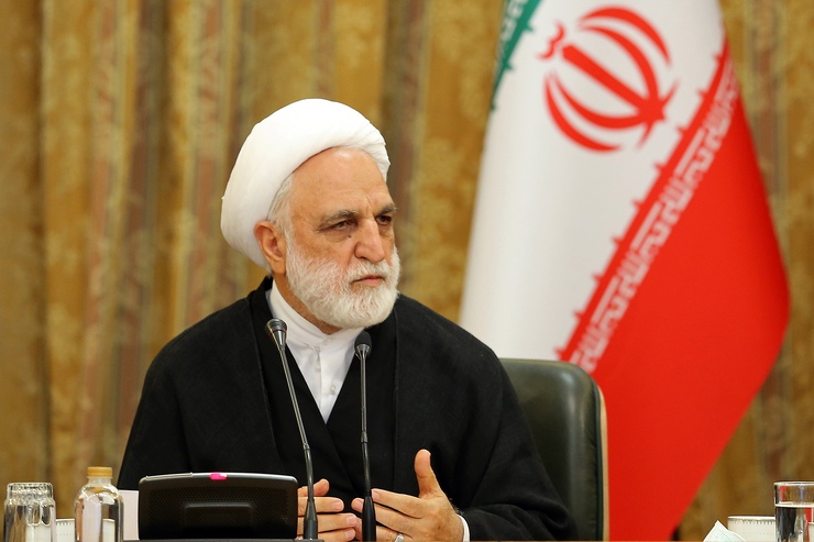 رئیس قوه قضائیه با بیان اینکه اصناف می‌توانند در شناسایی و اعلام افراد قاچاقچی، متقلب و کم‌فروش هر صنف به ما مساعدت دهند، گفت: امروز در جنگ اقتصادی به سر می‌بریم بنابراین باید سازوکار‌هایی متناسب با این شرایط را ایجاد کنیم.