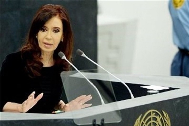 کریستینا فرناندز کرشنر، معاون رییس‌جمهوری آرژانتین، پنجشنبه شب از یک سوء‌قصد در ملا‌عام جان سالم به‌در برد.