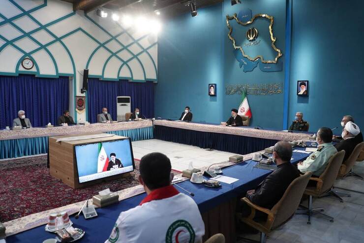 رئیس‌جمهور «تزریق دز یادآور» و «کنترل مبادی ورودی کشور» را ۲ موضوع مهم برای مقابله با کرونا اعلام کرد و گفت: با توجه به تردد زائران اربعین و افزایش مسافرت‌ها در روز‌های پایانی تابستان لازم است، مردم شیوه نامه‌های بهداشتی را با جدیت بیشتری رعایت کنند.