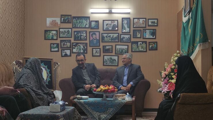 استاندار خراسان رضوی همزمان با سی و ششمین سالگرد شهادت شهید محمود کاوه با حضور در منزل مادر آن شهید بزرگوار از مقام شامخ فرمانده تیپ شهدا تجلیل کرد.