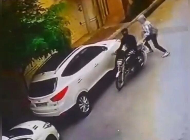 ویدئویی در فضای مجازی منتشر شده است که نشان از سرقت سریع آینه‌های بغل یک خودروی پارک شده در خیابان کوهسنگی مشهد را دارد.