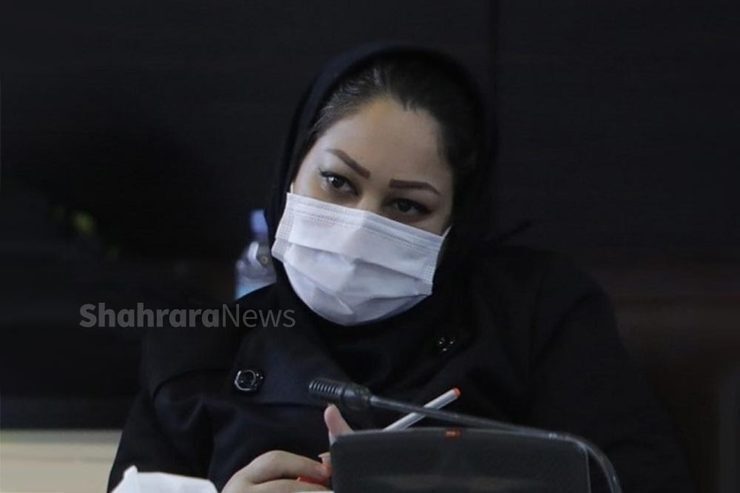 یک سال از آن روز تلخ گذشت، ۱۳ شهریور ۱۴۰۰ را می‌گویم، روزی که کرونای لعنتی خنده را از لبان شهرآرائیان گرفت و روزی که لبخند همیشگی همکار مهربانمان هم برای همیشه محو شد. در چنین روزی «المیرا منشادی» خبرنگار پرتلاش و روزنامه نگاری کوشا در حالی که تنها ۳۵ تابستان را دیده بود تسلیم شد و جان به جان آفرین سپرد.