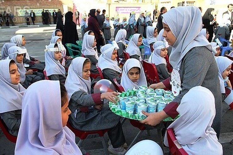 هم‌زمان با نزدیک‌شدن به سال تحصیلی جدید، خبرهایی مبنی بر توزیع تغذیه رایگان بین دانش‌آموزان مدارس منتشر شده است که مدارس خراسان رضوی هم شامل این طرح خواهند شد.