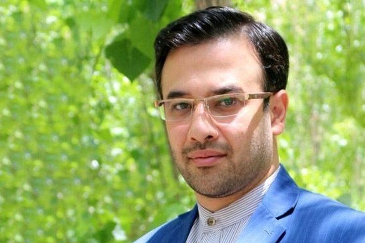 قاسم مکارم شیرازی حالا یک هفته است که در بازداشت به سر می‌برد. مقامات رسمی که در دوره‌های مختلف، او را به سمت مشاوران خود منصوب کرده‌اند، تا امروز واکنشی در این مورد نداشته‌اند.