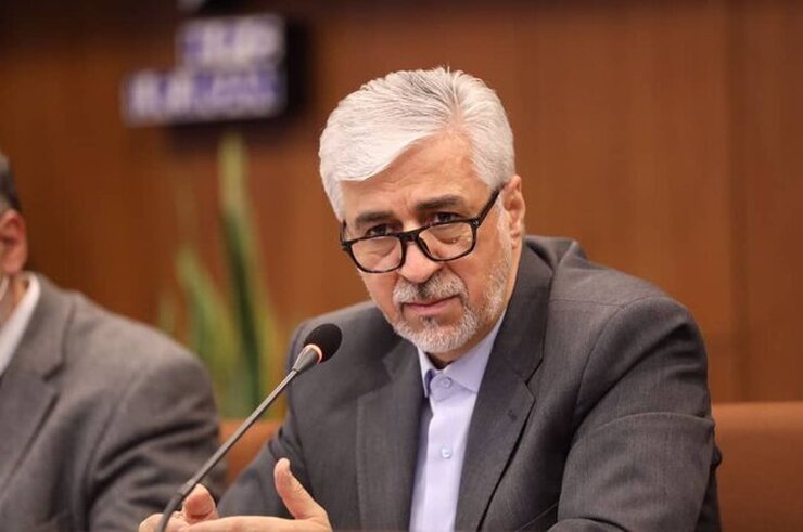 وزیر ورزش و جوانان در حالی که ۴۸ ساعت قبل تغییر درکادر فنی تیم ملی را منکر شده بود، با قطعی شدن حضور کی‌روش از مواضع خود عقب نشینی و ریش و قیچی را به دست فدراسیون فوتبال سپرد.
