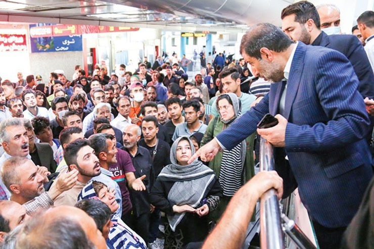 عاشقان اباعبدا... (ع) در کمتر از دو هفته مانده تا مراسم اربعین حسینی حالا درگیر تهیه بلیت اتوبوس، قطار و هواپیما برای رسیدن به مرز هستند؛ بلیتی که به عنوان مثال در بازارسیاه بلیت اتوبوس تا مرز مهران به ۲ میلیون تومان هم رسید، اما آنچه مسئولان بار‌ها به آن اعتراف کرده اند، کمبود ناوگان در خطوط هوایی، ریلی و زمینی در زمان‌های خاص است.