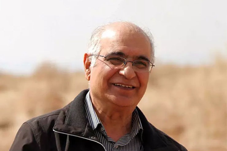 هوشنگ مرادی کرمانی بچه روستایی کوچک بود در استان کرمان به اسم سیرچ. او اولین داستانش در مجله خوشه چاپ شد و نیم قرن نوشت و بعد یک باره  قلم را زمین گذاشت و با نویسندگی خداحافظی کرد.