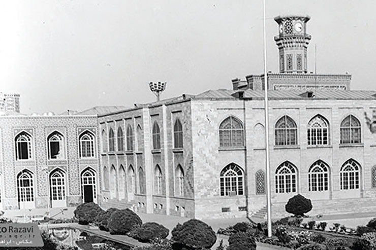 رواق امام‌خمینی (ره) یکی از ۲۷ رواق حرم مطهر رضوی در مجاورت مسجد گوهرشاد است. این رواق، همان صحن امام‌خمینی (ره) است که پس‌از انقلاب بازسازی شد.