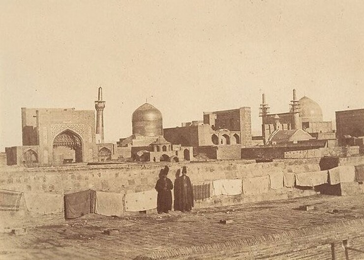 «آنتونیو جیانوزی»،  عکاس ایتالیایی است که حدود ۱۶۰ سال پیش برای نخستین‌بار مجموعه‌ای تصاویر از مشهد به ویژه حرم مطهر را ثبت کرد.