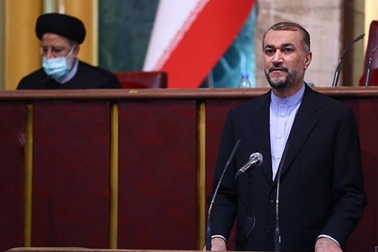 وزیر امور خارجه کشورمان گفت: خطوط ترسیم شده رهبر معظم انقلاب در بی اثر کردن تحریم ها به موازات ادامه روند مذاکرات، مورد تاکید رئیس جمهور است و وزارت امور خارجه و تیم مذاکره کننده کشورمان با جدیت و اقتدار کامل در این مسیر حرکت می کنند.