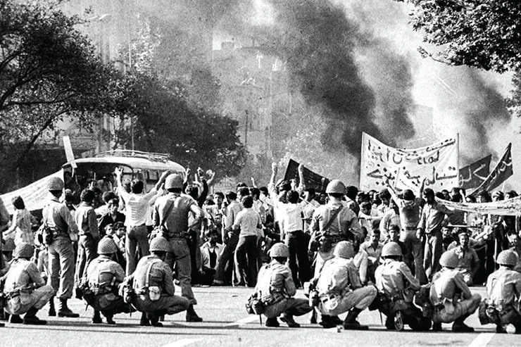 در نخستین ساعات بعد از ظهر ۱۷ شهریور، مردم مشهد در خیابان‌های منتهی به مسیر فرودگاه تجمع و شروع به تظاهرات کردند.