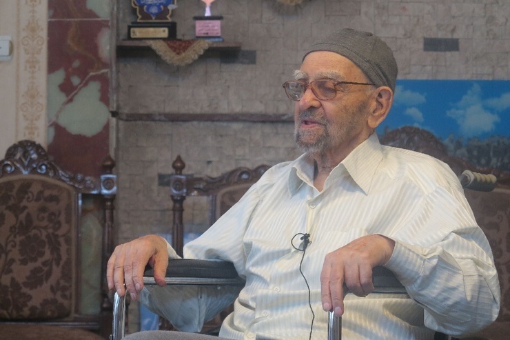 فرزند مرحوم حاج حیدر رحیم‌پور ازغدی گفت: از جمله ویژگی ایشان اهمیت به سنت‌ها و انتقال آن از نسل گذشته به نسل کنونی است. امروز در وضعیتی قرار داریم که بازخوانی نقد انقلابی بسیار مهم‌تر و دارای اولویت است. در وضعیت فعلی بیش از پیش نیاز به بازخوانی و احیای سنت نقد انقلابی داریم.