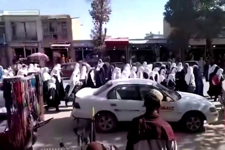 منابع محلی در پکتیا می‌گویند که ده‌ها دانش‌آموز دختر در این ولایت برای بازگشایی دوباره مکتب‌های دخترانه بالاتر از صنف ششم تظاهرات کردند.