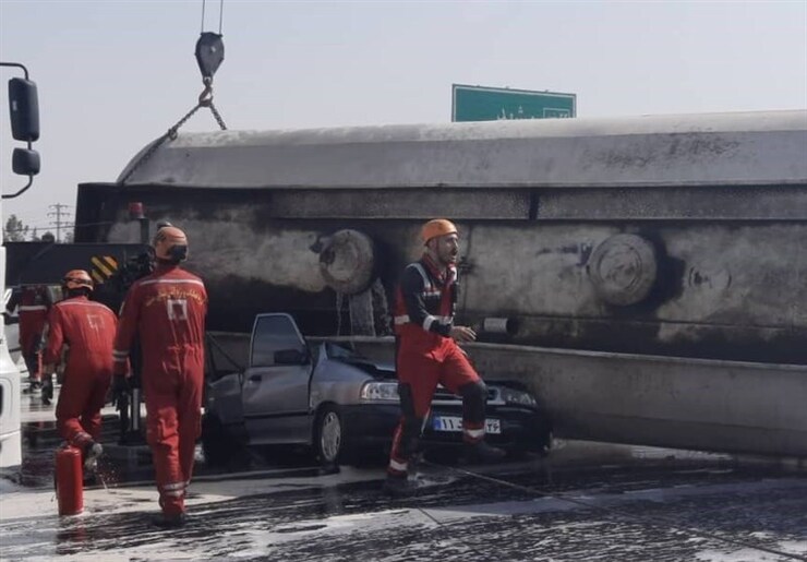 مدیرعامل آتش نشانی مشهد از واژگونی تریلی حامل سوخت بر روی پراید در جاده مشهد به گلبهار خبر داد.