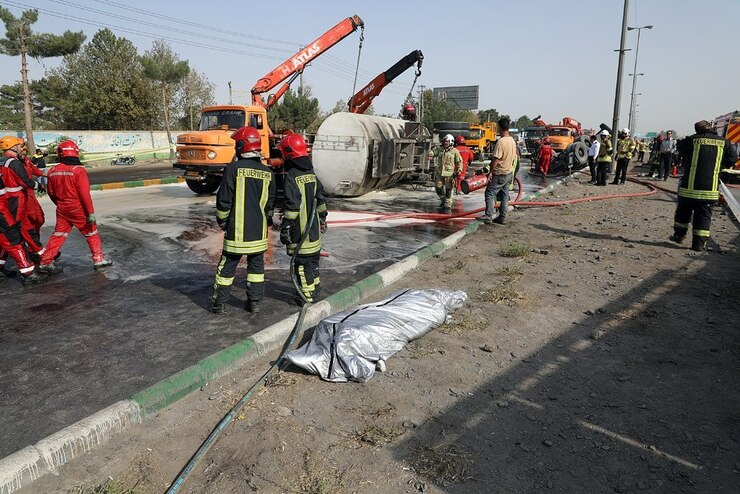 مدیر عامل آتش نشانی مشهد از عملیات نفسگیر۷۰ آتش نشان برای جلوگیری از انفجار تانکر مملو از سوخت گازوئیل در جاده مشهد به گلبهار خبر داد.
