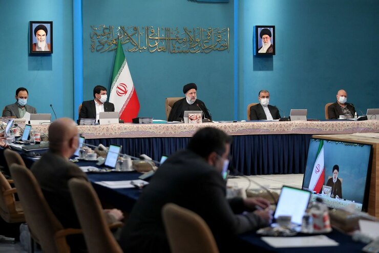 هیئت وزیران مصوب کرد ترخیص مقوای وارده به گمرک بندر شهید رجایی برای تولید کتاب‌های درسی دانش آموزان، براساس حقوق ورودی مندرج در مصوبه اردیبهشت ماه سال جاری، به میزان ۵ درصد محاسبه شود.