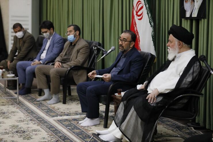 نماینده ولی فقیه در خراسان رضوی گفت: عزیزانی که یک مدیر خدمتگزار را با هر عنوان، لقب، اسم و آرمی مورد تهاجم قرار می دهند، بدانند که در جمعیت و صف براندازان قرار گرفته‌اند، چون در همان مسیر و به نفع آنان قدم برمی‌دارند.