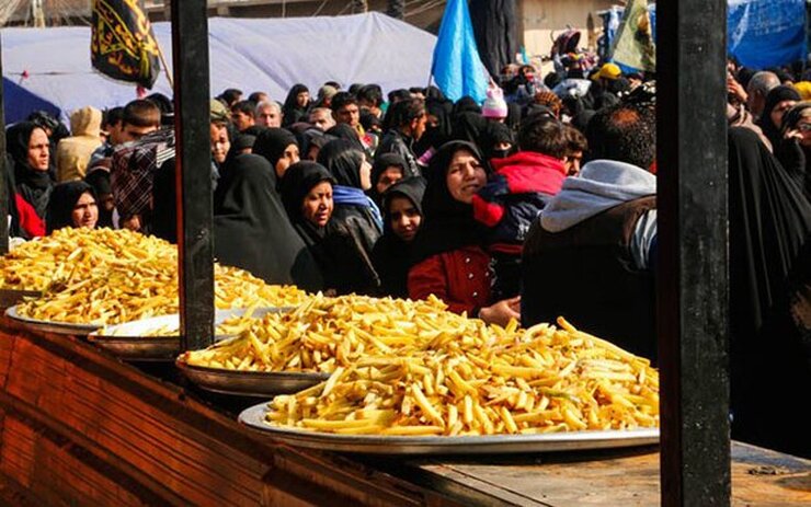 خدمت آشپزهای مشهدی به زائران امام حسین‌(ع) در روزهای منتهی به اربعین حسینی، صفایی وصف‌ناشدنی دارد.