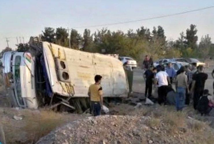 رئیس مرکز حوادث و فوریت‌های پزشکی شهرستان‌ نیشابور از واژگونی مینی بوس سرویس کارگران یک شرکت تولیدی در محدوده شهر خرو خبر داد.