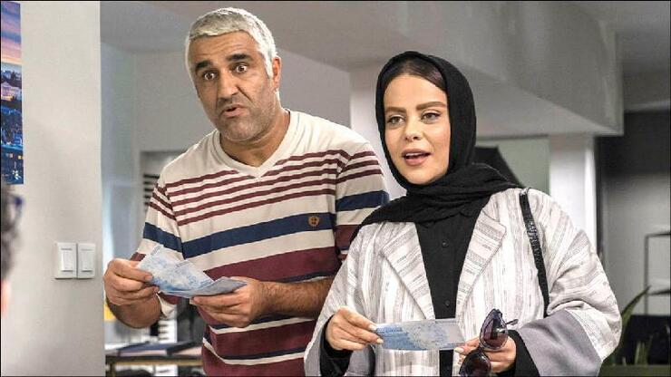 شوخی‌های «آفتاب پرست» از جنس شوخی‌های آثار شانه تخم مرغی سینماست. این شکل از طنزپردازی شاید برای مخاطب لحظات شادی را فراهم آورد، اما به لحاظ هنری تقریبا بی اثر و فراموش شدنی است.