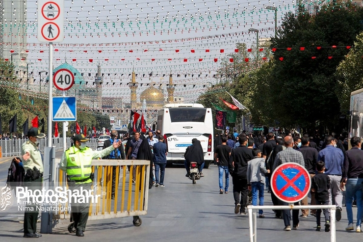 محسن داوری گفت: یکی از مشکلات ما در این ایام، توزیع نشدن درست بود که باعث می‌شد این اقلام به دست مصرف کننده نرسد یا اطراف حرم گران فروشی صورت گیرد. برای رفع این مشکل نیز ۵۰۰ واحد صنفی شناسایی و با آن‌ها قرارداد بسته شد.
