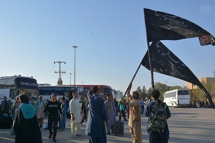 نخستین کاروان اتباع افغانستانی برای شرکت در راهپیمایی اربعین حسینی از طریق گذرگاه زمینی دوغارون وارد ایران شدند.