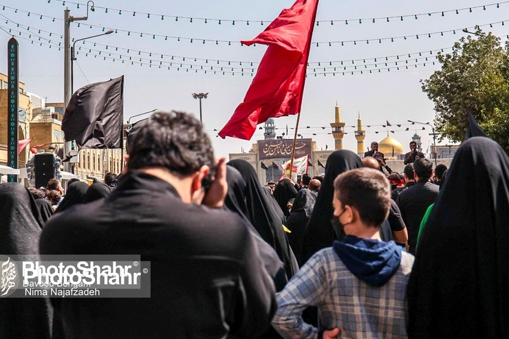 امروز عاشقان و دلدادگان اباعبدالله (ع) در مشهد که از همایش بزرگ راهپمایی نجف تا کربلا جامانده‌اند، به روال سال های گذشته و همزمان با روز اربعین حسینی با پای پیاده به سمت حرم مطهر رضوی مشرف شدند.