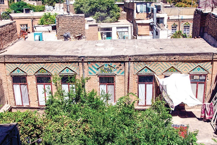 حدود یک قرن پیش، مالک اصلی این خانه، حاج‌غلامرضا عربی‌رستمی، یکی از باغدار‌های بنام مشهد قدیم بوده است. رستمی بعد از ساخت خانه، مدتی در آنجا ساکن می‌شود و با تقاضای حاج‌علی قاضی که در بالاخیابان علافی داشته است، خانه‌اش را به حاج‌رضا زرعی می‌فروشد.
