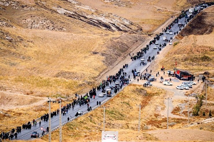 سنت سفر کاروان‌ها با پای پیاده از گذشته‌های دور به فرهنگ اسلامی ما وارد شده است و تا امروز ادامه دارد. از دیرباز در دهه صفر که بسیاری از معتقدان برای رفتن به کربلا با پای پیاده قصد سفر می‌کردند، عده‌ای نیز برای حضور معنوی و زیارت حرم رضوی رهسپار مشهد می‌شدند. نخستین کسی که سنگ بنای این حرکت را می‌گذارد، به احتمال زیاد، شاه عباس صفوی است.