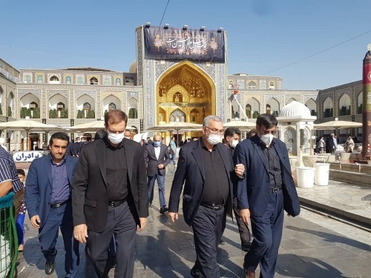 وزیر بهداشت درمان و آموزش پزشکی به همراه جمعی از معاونین و مدیران ارشد وزارت بهداشت، به منظور بررسی آخرین وضعیت خدمت‌رسانی به زائران بارگاه منور رضوی در دهه پایانی ماه صفر وارد مشهد مقدس شد.