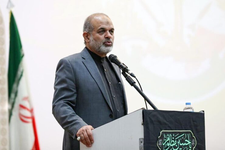  احمد وحیدی، وزیر کشور گفت: تاکنون با مسوولان دستکم هفت استان صحبت شده است تا برای تامین نیاز‌های احتمالی جمعیت میلیونی زائران حرم مطهر امام رضا (ع) در دهه آخر صفر به کمک مسوولان خراسان رضوی بیایند.