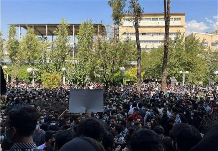 جمعی از دانشجویان دانشگاه‌های تهران ظهر امروز در اعتراض به ماجرای درگذشت مهسا امینی به‌صورت مسالمت‌آمیز تجمع کردند.