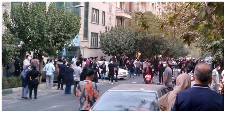 غروب امروز تجمعی در بلوار کشاورز تهران در اعتراض به درگذشت مهسا امینی انجام شد و حاضران شعارهای اعتراضی سر دادند و نهایتاً با حضور پلیس مردم متفرق شدند.