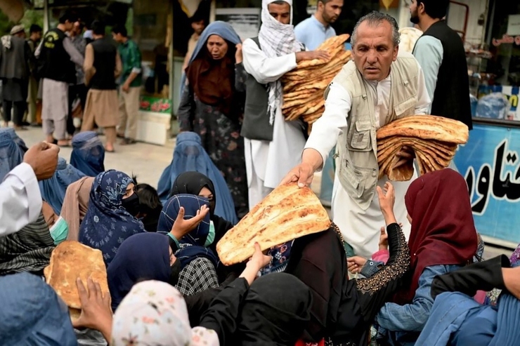 گاردین در گزارشی نوشته است که خشکسالی و سقوط اقتصادی میلیون‌ها نفر را در افغانستان به ورطه گرسنگی کشانده است.
