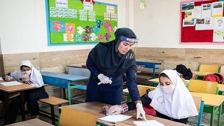 در حالی که چند روز پیش فرماندار مشهد از تعطیلی تمام مدارس مشهد تا پنجم مهر ماه به دلیل دهه پایانی صفر و اسکان زائران خبر داده بود، مدیر کل آموزش و پرورش خراسان رضوی عنوان کرد: مدارس استان همزمان با سراسر کشور از ۲ مهر ماه بازگشایی می‌شود و تنها مدارسی که در اختیار زائران قرار گرفته است، تا پنج مهرماه تعطیل خواهد بود.