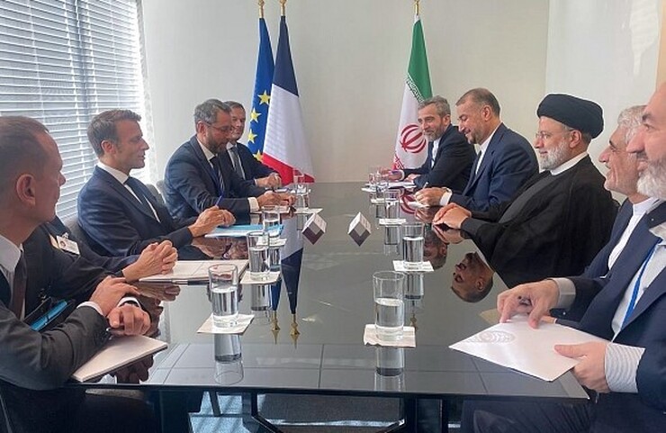 رئیس جمهور اسلامی ایران که برای شرکت در هفتاد و هفتمین مجمع عمومی سازمان ملل در نیویورک به سر می برد، روز سه شنبه به وقت محلی با امانوئل مکرون رئیس جمهوری در سازمان ملل با یکدیگر دیدار و گفتگو کرد.