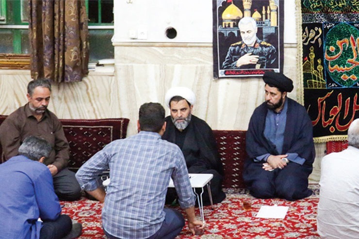 در هفته دولت، میز خدمت به دل مساجد سطح شهر آمده است. وعده قرار بعد از نماز مغرب وعشا و مکان حضور هم محوری‌ترین مسجد در دل محلات است. در این نوع از پرسش وپاسخ مردم و مسئولان، دیگر خبری از پروسه و سازوکار اداری نیست و شهروندان می‌توانند رودررو و بدون هیچ مانعی در مقابل مسئولان شهر بایستند و خواسته‌های شهری و محلی خود را به گوش مسئول مدنظر برسانند.