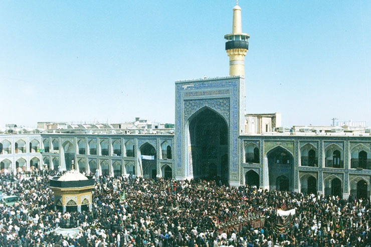 مهدی‌قلی‌خان قرایی، بزرگ‌زاده‌ای تربتی در زمان ناصرالدین‌شاه قاجار است که تصمیم می‌گیرد بخشی از مایملک خود در «قراء» خراسان را وقف آستان بهشت‌رایحه امام‌هشتم کند تا صرف هزینه‌های رتق‌و‌فتق امور حرم مطهر رضوی بشود و گوشه ناچیزی از میزبانی زائر را شود.