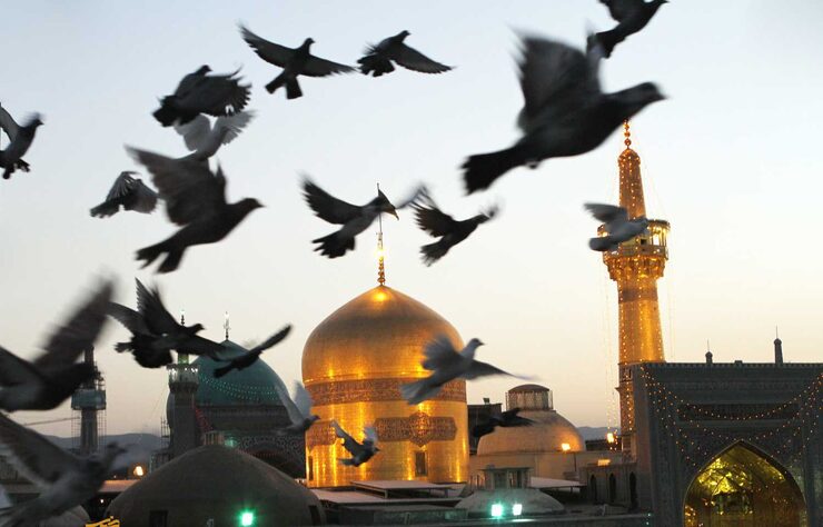 شاهین فرهت که برای خلأ جدی آثار ایرانی در قبال مضامین مذهبی افسوس می‌خورد، در دهه ۸۰ ساخت سمفونی امام رضا (ع) را با الهام از شخصیت امام و مفاهیم سوره‌های کوچک آخر قرآن آغاز کرد.