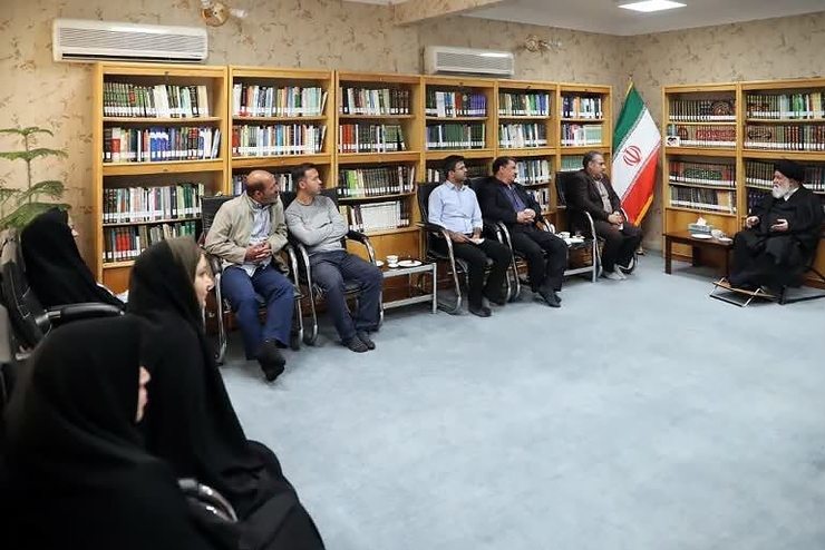 نماینده ولی فقیه در خراسان رضوی گفت: مشهد از نظر مسایل مختلف فرهنگی، سیاسی، اقتصادی و اجتماعی بی‌نظیر است و هیچ شهر دیگری مثل اینجا نیست اما خبرگزاری‌ها و مطبوعات با مسایل این شهر به عنوان یک فرع برخورد می‌کنند در حالی که انعکاس مسایل آن باید سرلوحه کار رسانه‌ها باشد.