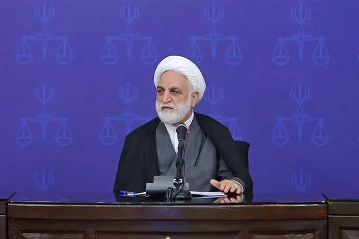 محسنی اژه‌ای، طی تماس‌های جداگانه‌ای با دادستان کل کشور و مراجع قضایی ، خطاب به آنها دستور داد در راستای حفظ امنیت و آرامش شهروندان و صیانت از زندگی عادی و روزمره آن ها در سراسر کشور و مقابله با عناصر اصلی اغتشاشگر و آشوب‌طلب حرفه ای ، برخورد بازدارنده طبق قانون صورت گیرد و در تکمیل و رسیدگی به پرونده های قضایی انها هم تسریع شود.