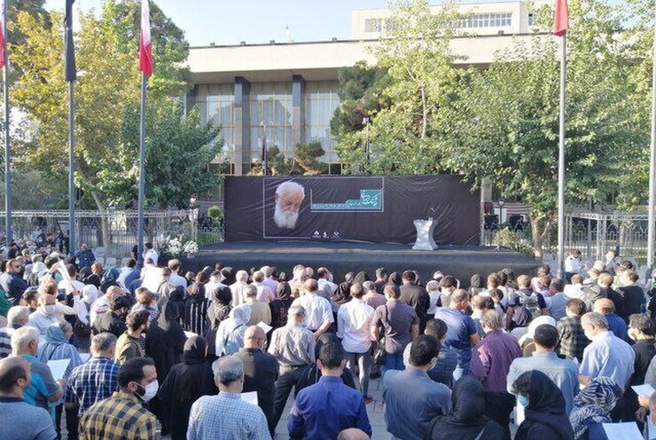پیکر هوشنگ ابتهاج در تهران تشییع شد و در حالی که قرار بود خاکسپاری سایه امروز جمعه در رشت برگزار شود، اما یلدا ابتهاج از تعویق این مراسم به مدت یک روز خبر داد.