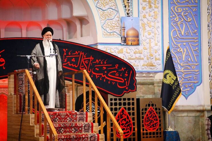 امام‌جمعه مشهدمقدس با بیان اینکه صد‌ها و هزاران میلیارد از ثروت بیت‌المال در یک‌سال در جیب ۴ هزار نفر قرار می‌گرفت و منشأ همه انحرافات مفسده‌آمیز همین ارز ترجیحی بود، گفت: «زاویه با مقام ولایت» مبنای انتقاد از عملکرد دولت‌هاست.