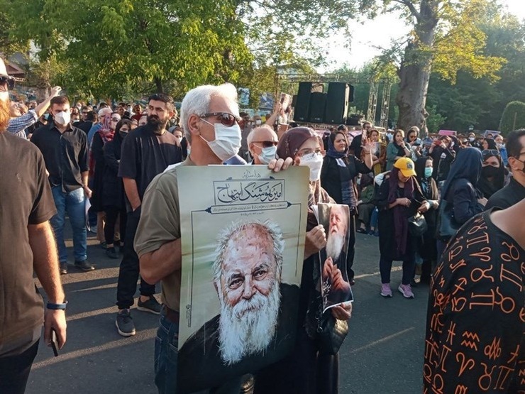 پیکر شاعر فقید «امیر هوشنگ ابتهاج» با حضور جمعی از مسئولان، مردم و اهالی فرهنگ و هنر در شهر رشت تشییع و پس از برگزار این آیین، در پارک محتشم رشت به خاک سپرده شد.