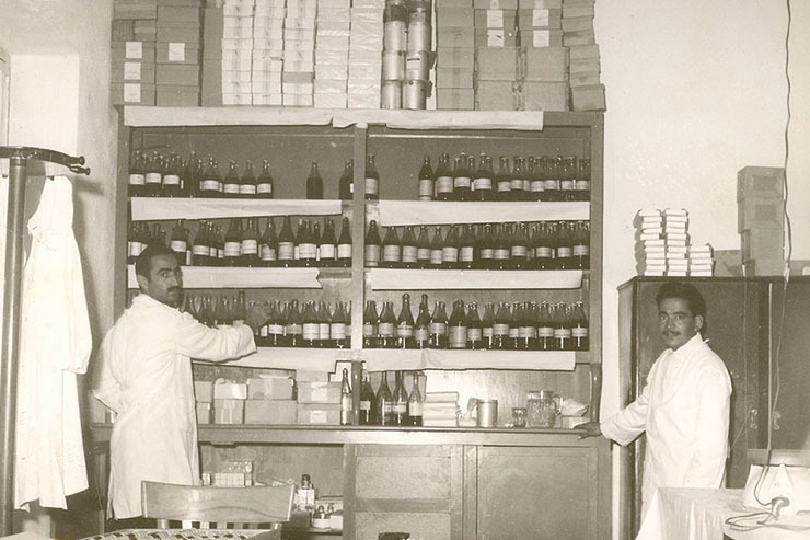 در روز داروسازی سری زدیم به کوچه‌پس‌کوچه‌های مشهد قدیم تا از نخستین داروخانه‌های مدرن شهر و تاریخی بنویسیم که نشانش را باید از دوره قاجار جست‌وجو کرد.