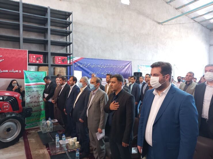 معاون اقتصادی استاندار خراسان رضوی گفت: فناوری ساخت تراکتور در کارخانه تولید تراکتور‌های باغی گناباد در حال حاضر ۵۰ درصد ایرانی و ۵۰ درصد خارجی است که طی ۵ سال سرمایه گذار قصد دارد با توسعه کار و بهبود تکنولوژی داخلی، تراکتوری کاملا ایرانی تولید کند.