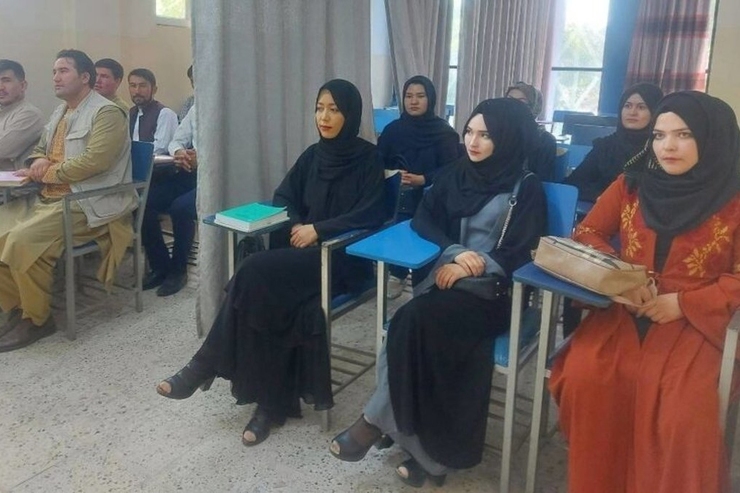 طالبان به ده‌ها دختر دانشجوی افغان که به گفته آنها همراه مرد نداشتند، اجازه سوار شدن به هواپیما و سفر به قطر ندادند.