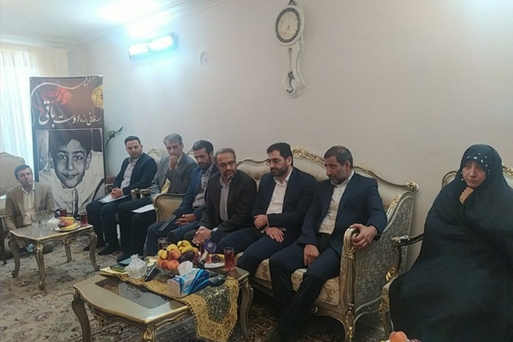 سه وزارتخانه، شهرداری مشهد و راننده سرویس با حضور در منزل خانواده مقتول ۱۰ ساله مشهدی، از خانواده مقتول دلجویی کردند.