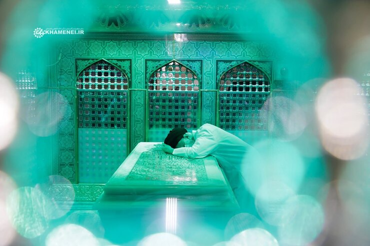 مضجع مطهر حضرت ثامن الحجج علی‌بن‌موسی الرضا (ع) با حضور مقام معظم رهبری در فضایی آکنده از معنویت غبارروبی شد.